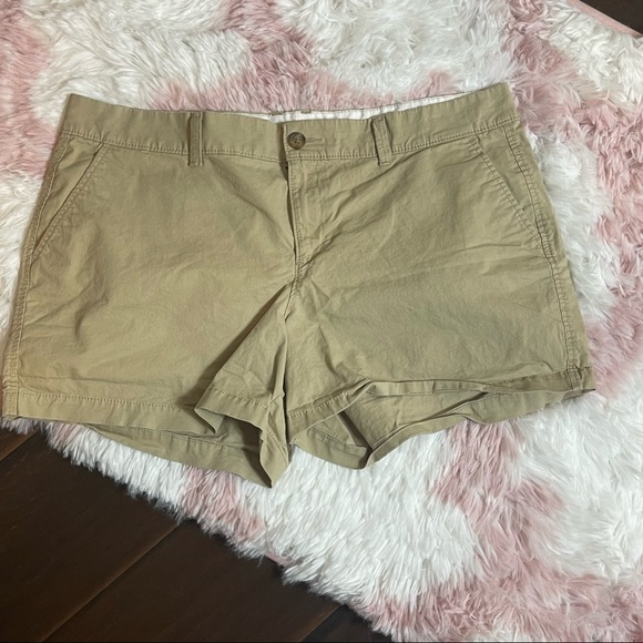 Old Navy Khaki Shorts Women's Size 14 - Picture 1 of 3